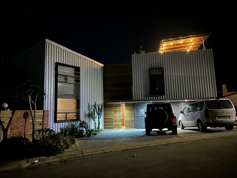 To Let 7 Bedroom Property for Rent in Wavecrest Eastern Cape